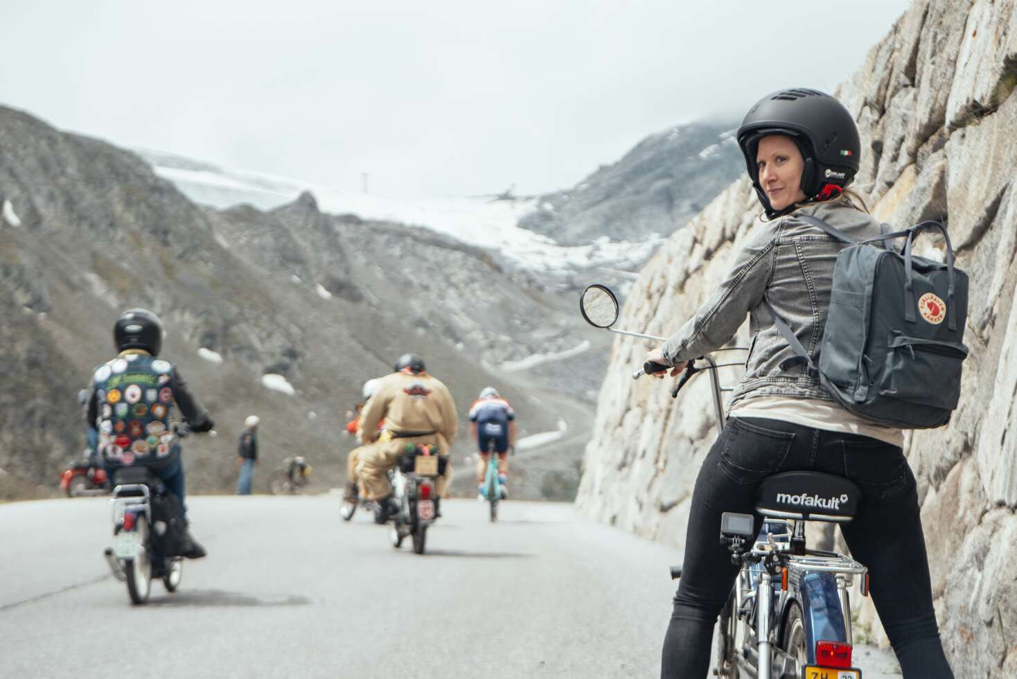 Mofafahrerin in den Ötztaler Alpen Mofafahrerin in den Ötztaler Alpen